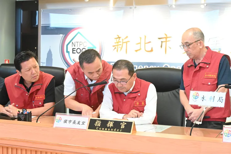 侯友宜今日一早8:00坐鎮市府EOC召開颱風一級開設整備會議，瞭解水門管制等防颱整備工作。市府提供