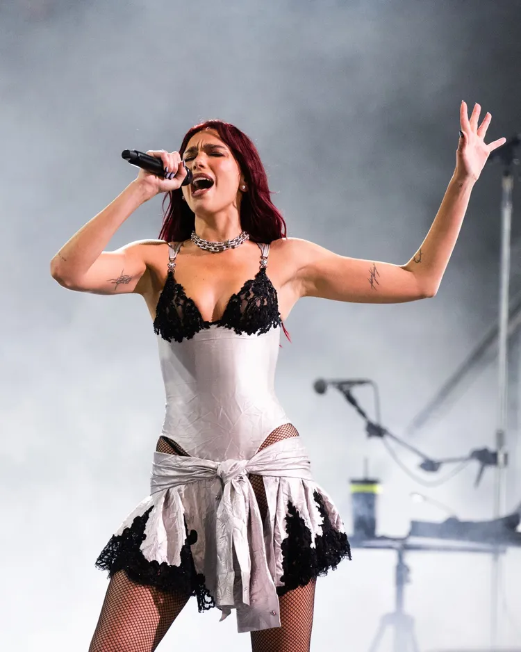 杜娃黎波換上VERSACE高級訂製服。品牌提供