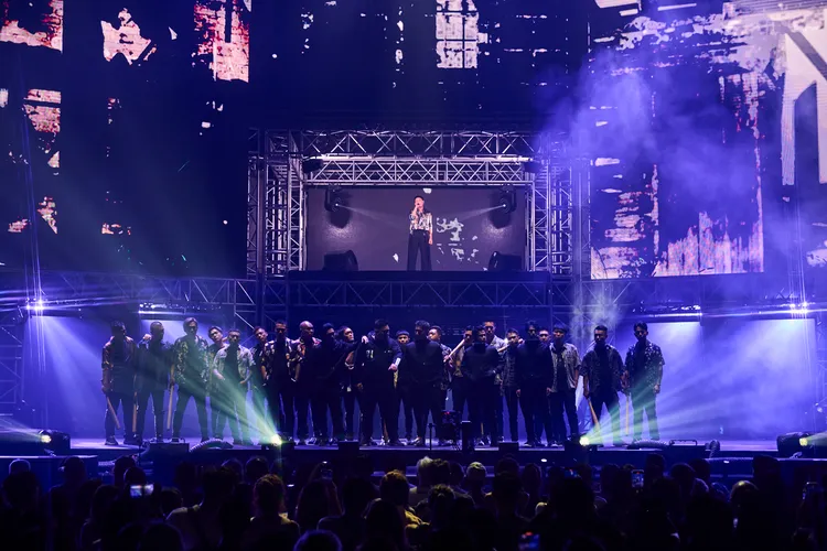 蔡振南、荒山亮、王識賢等25組藝人登台，為了給觀眾沉浸式的體驗，黑衣人共計 70 名演出人員登台熱鬧非凡。曼尼娛樂提供
