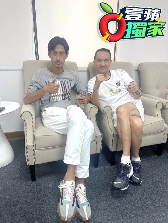 仔細看今天的唐治平（左）灰色T恤搭白長褲和球鞋，不再像流浪漢。