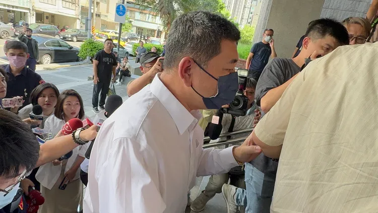 在律師陪同下，NONO被媒體包圍走進士林地方法院。特勤中心攝