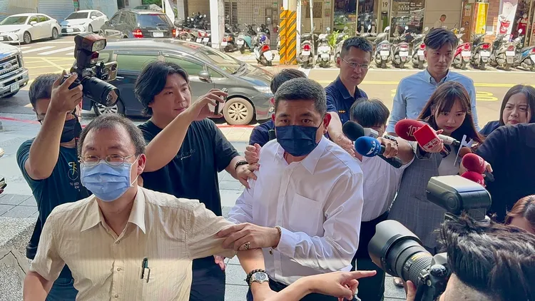 NONO身穿白色襯衫、戴著口罩準備出庭。特勤中心攝