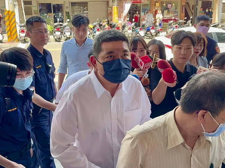 NONO表情沉重，緩慢走進士林地院。特勤中心攝