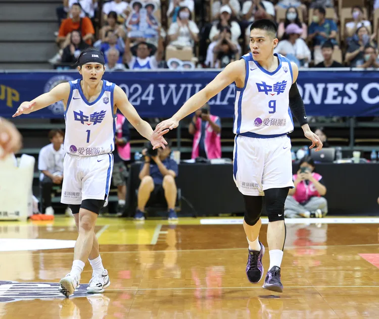 陳盈駿(右)與高錦瑋(左)都是林正明的學生。中華籃協