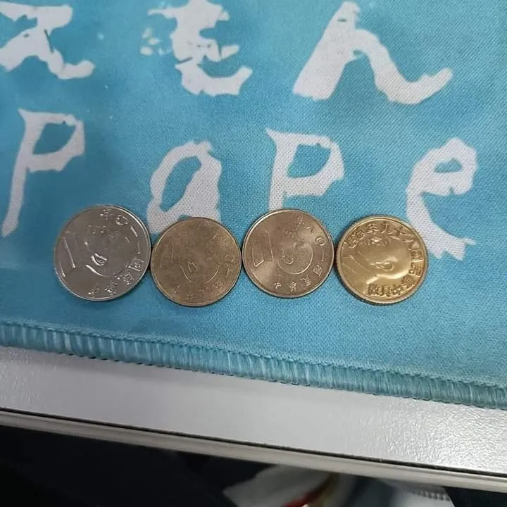 原PO倒零錢發現裡面竟藏了一枚「塑膠一元」。翻攝《爆料公社》臉書