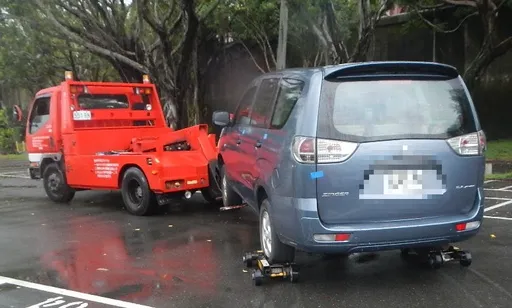 停車注意!北市疏散門「只出不進」 8公尺以上道路紅黃線開放