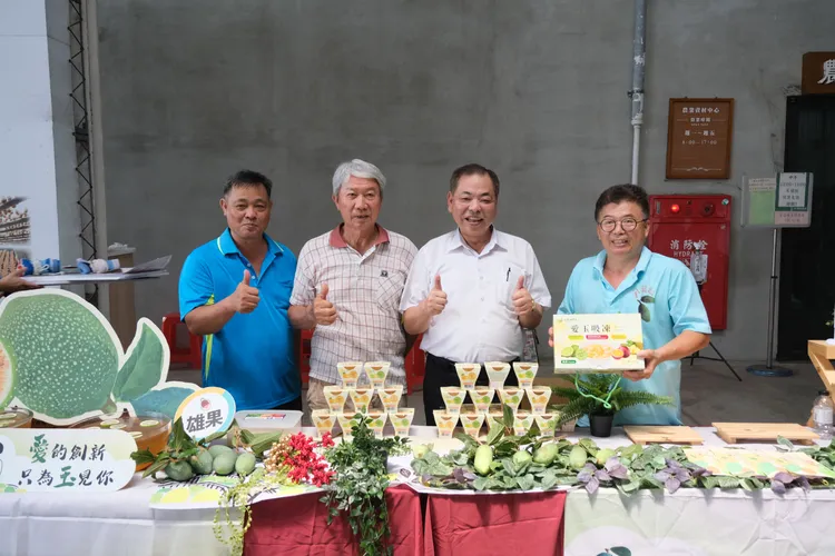 副縣長陳見賢等人幫農友促銷。新竹縣府提供