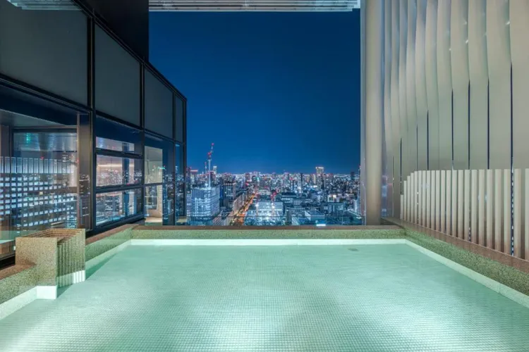 「大阪The Tower光芒飯店」坐擁全日本最高露天浴池，邊泡澡邊暢享大阪百萬夜景。業者提供