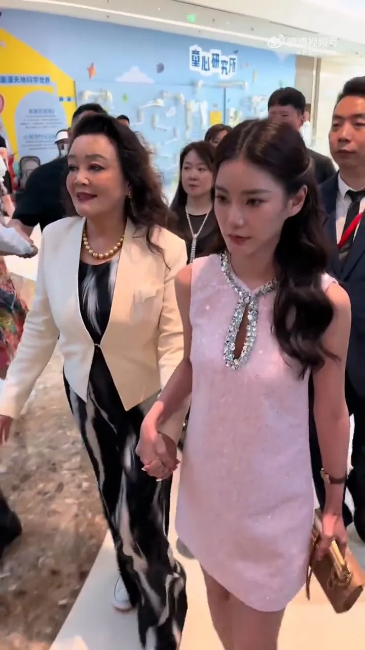 張蘭（左）滿意新媳婦Mandy。翻攝芒果撈小萌主微博