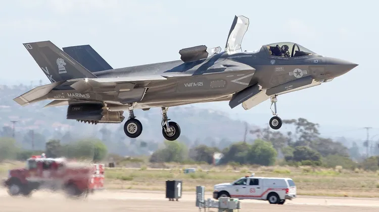 美軍F35戰機在岩國航空基地演訓垂直起降。翻攝美軍網站