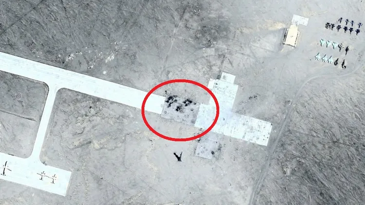 根據衛星空照圖顯示，解放軍針對飛機跑道發動攻擊（紅圈）。翻攝x@clashreport