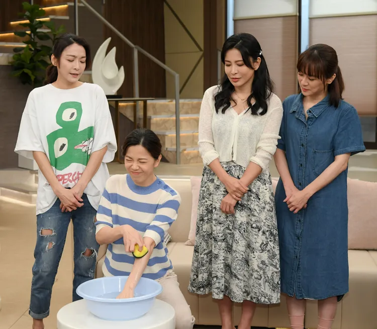 江祖平（左起）冷言看廖苡喬刷菜瓜布，德馨和游詩璟看熱鬧。三立提供