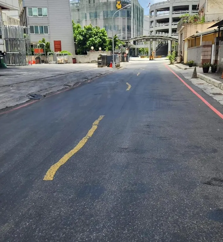 臨海產業園區服務中心表示，近期將請廠商刨除道路重新鋪設。翻攝照片