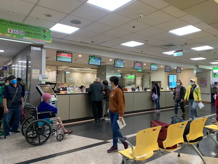 衛福部台中醫院上午及下午一般門診正常開設。台中醫院提供