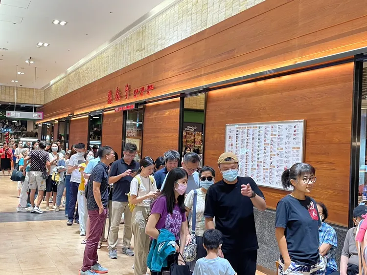 台中大遠百鼎泰豐今天颱風假仍大排長龍。民眾提供