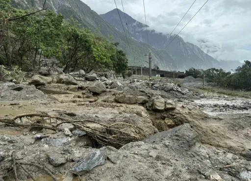 大雨土石崩塌交通受阻!花蓮、高雄數區域28日繼續停班課