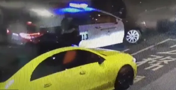 違停租賃車拒檢撞警車，航警連開13槍，駕駛仍駕車逃竄。翻攝畫面