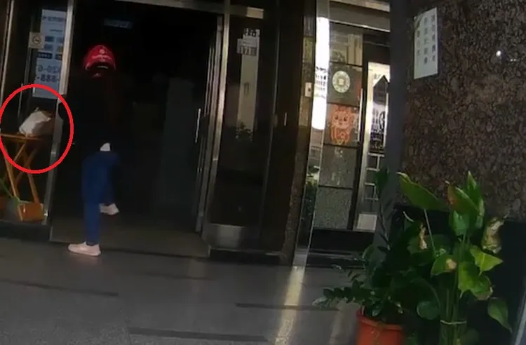 羅姓管理員朝林姓女外送員丟包裹，打在她的腳上再反彈至外送桌。讀者提供