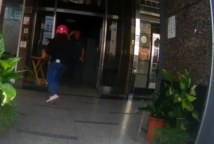 林姓女外送員因為能否在管理室等客人，與羅姓管理員發生爭執。讀者提供