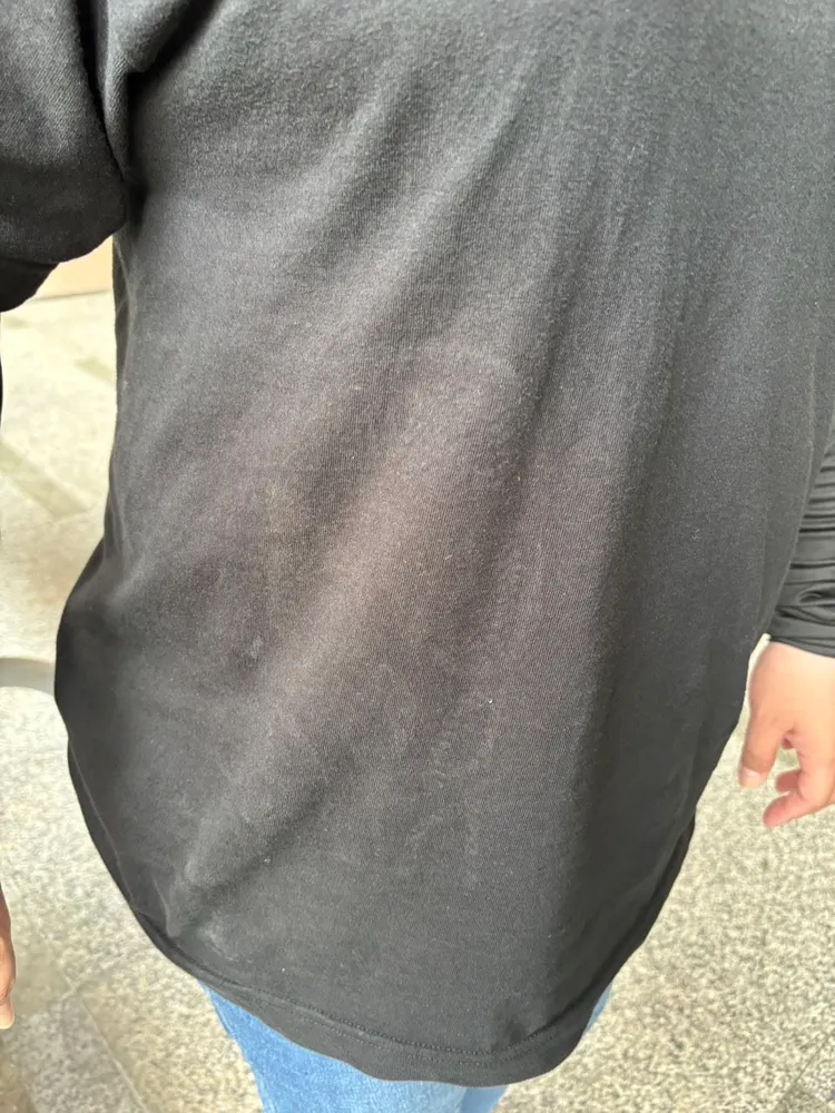 女外送員衣服遭羅姓管理員飛踢，衣服留有其鞋印。讀者提供