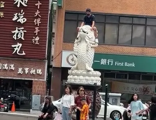 扯！男騎坐新竹城隍廟前龍鯉頭上　網怒「台灣最美的風景是猴子！」　
