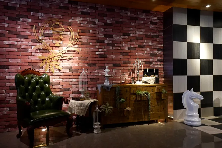 「路境行旅 臺南西門館」內大廳空間佈置多處「精靈指引」。業者提供