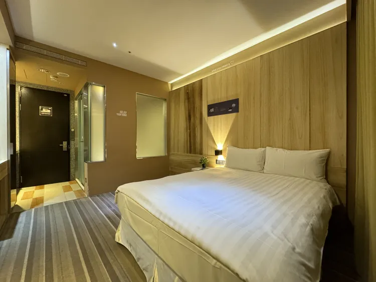 全館9種房型皆以雅致的木質呈現，融合南方的暖陽，提供旅人一處舒適的休憩空間。業者提供