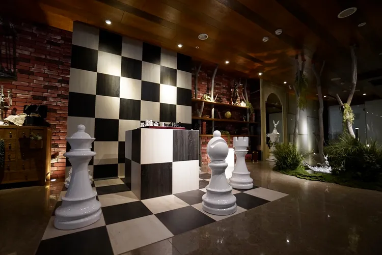 「路境行旅 臺南西門館」以魔幻文青風格打造大廳，設置6種奇幻場景深化住宿體驗。業者提供