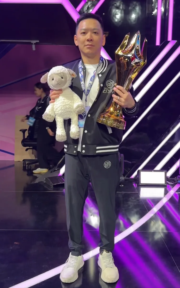 天后闆妹因為參加畢業典禮無法出席賽事，所以讓戰隊成員帶著其吉祥物玩偶「闆咩」陪伴，果然一舉奪冠。天后闆妹提供