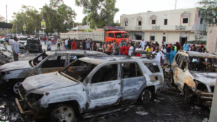 附近群眾在爆炸後觀看著爆炸現場和爆炸波及汽車殘骸。路透社