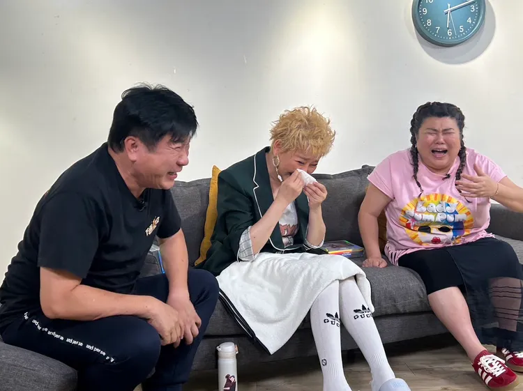 胡瓜與藍心湄、林美秀暢談過往。下面一位提供