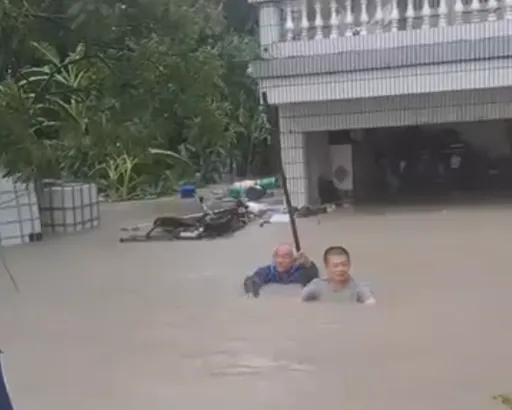台南淹水阿伯險滅頂 網讚懂拿這1支「科學又有經驗」