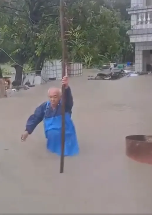 阿伯走離淹水區域。翻攝王定宇臉書