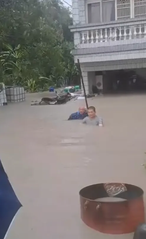 阿伯險遭滅頂。翻攝王定宇臉書