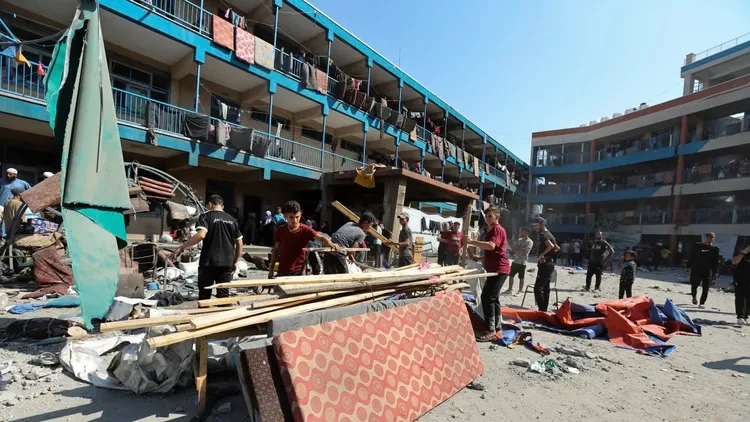 聯合國的學校遭受轟炸後的慘狀，部分難民死亡，留下的是殘缺的建築和人們破碎的心。路透社