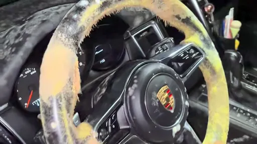 保時捷停地下停車場「發霉成這樣」 網傻眼:這是帕拉霉拉吧