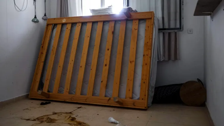 受害者Ariel Cunio和女友Arbel Yehud的臥室，地上充滿凝固的血跡和翻倒的床架。美聯社