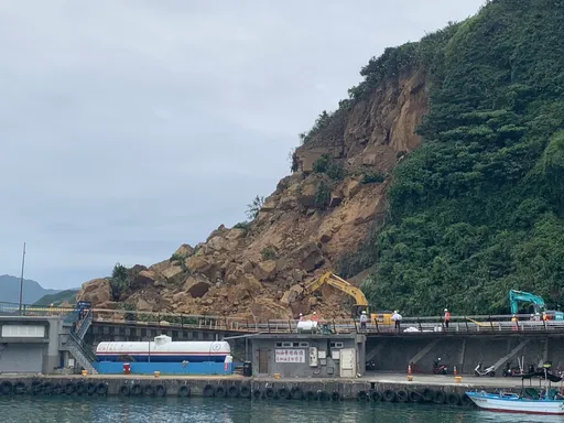 凯米台风来袭!潮境公园台2线土石崩塌路段拉紧报 明晚7时预警性封路