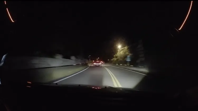 駕駛吃線到對向車道。翻攝threads影片