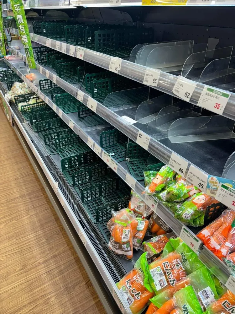 空空的菜架只剩紅蘿蔔滿格。翻攝自臉書社團「基隆人日常」