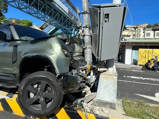 苗栗300萬休旅車自撞號誌桿 車頭全毀人無傷!駕駛疑打瞌睡釀禍