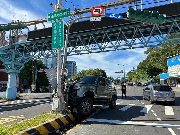 休旅車自撞號誌桿，疑駕駛打瞌睡釀禍。民眾提供