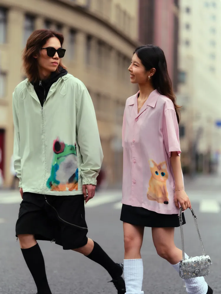 青蛙、貓等動物形象都可以在SANDRO 2024秋冬系列單品上看到蹤影。品牌提供