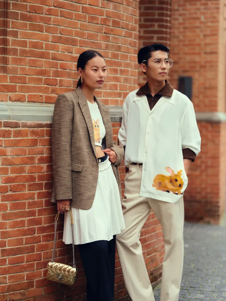 以濕水彩（wet-on-wet）畫法暈染出水彩般效果。品牌提供