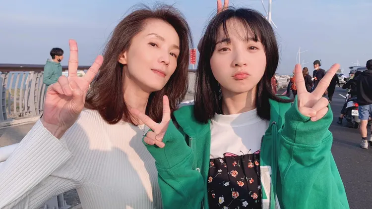 葉全真（左）在臉書曬出她與李沐在拍攝期間唯一一張合照。翻攝葉全真臉書