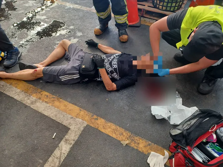 被摔落工人重壓的清潔工。翻攝畫面