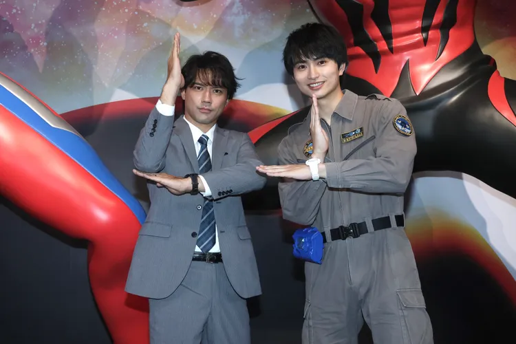 平野宏周（右）曾拍到戲服褲子裂掉。彭欣偉攝