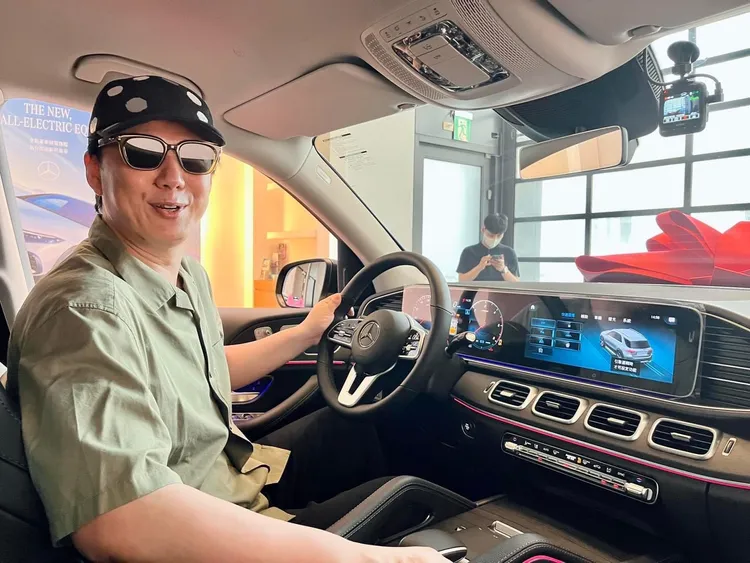 蕭煌奇去年曬出「牽新車」照。翻攝蕭煌奇臉書