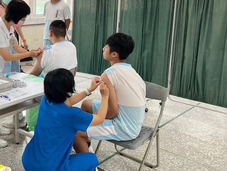 國中男學生也可以接種HPV疫苗。示意圖