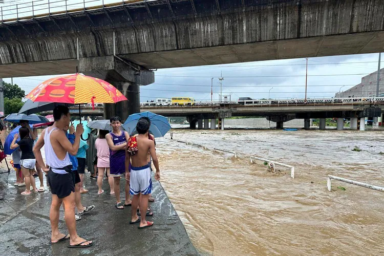 凱米颱風帶來的大雨，使馬尼拉附近的河流快淹過河岸。美聯社